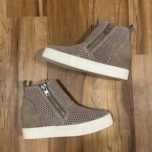 Steve Madden Shoes - Never worn Steve Madden Wedgie Boot
